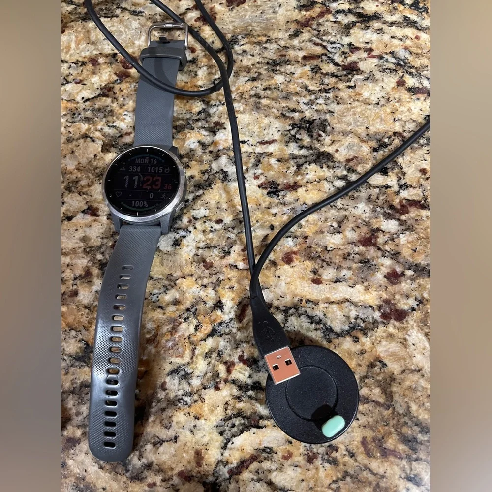 Garmin vívoactive 4 Smartwatch - Silver Bezel with Silicone Gray Band - Picture 6 of 8